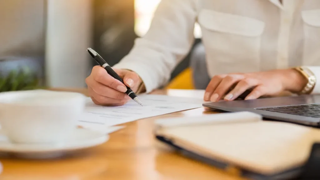 Profissionais brasileiros revisando documentos sobre seguros de vida para famílias numerosas no escritório em ambiente de trabalho